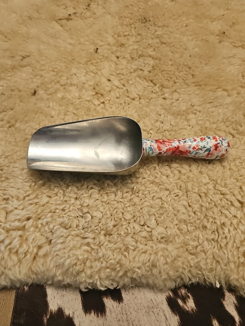 The Pioneer Woman Floral-Pattern Metal Scoop in White and Red
